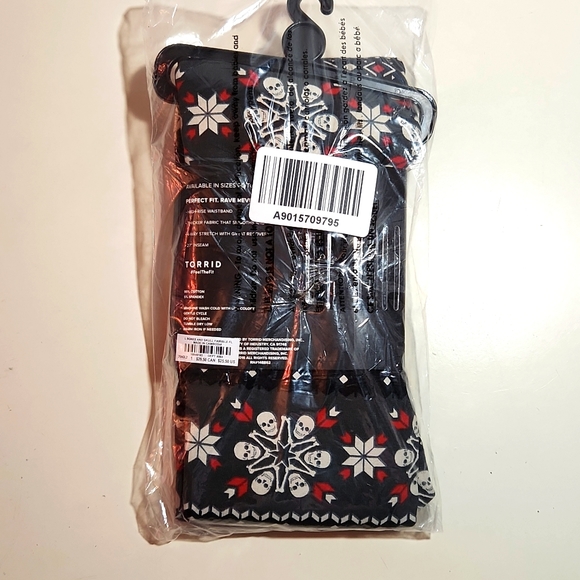 NWT TORRID LEGGING SKULL PRINT SNOWFLAKE LEGGING - Plus Size 1X - Picture 5 of 9